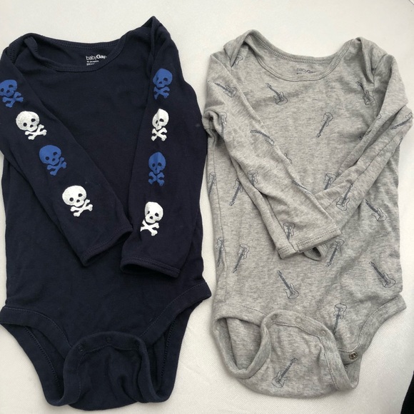 Baby Gap graphic long sleeve bodysuits 2 pieces - Picture 1 of 3
